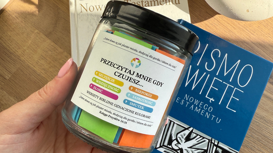 słoik z wersetami bilbijnymi